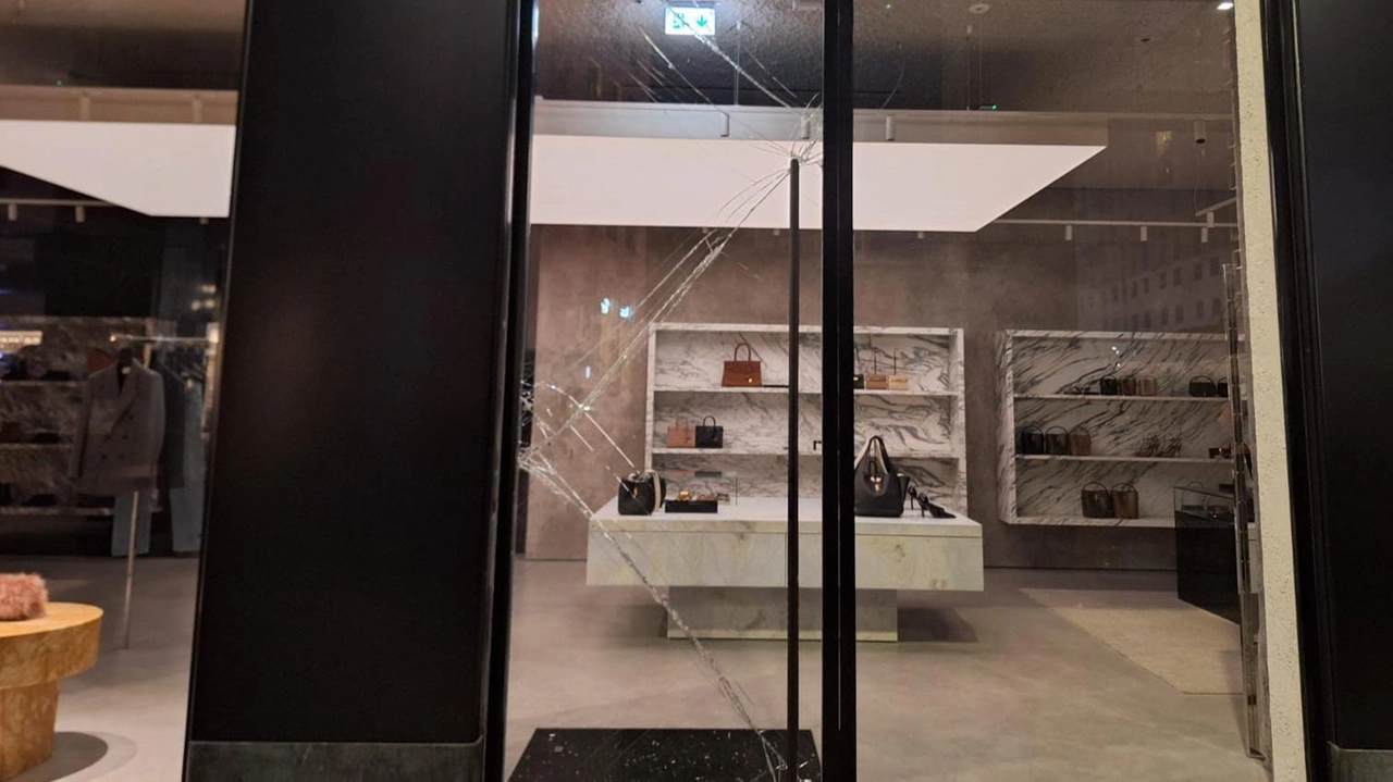 La vetrina sfondata della boutique Yves Saint Laurent