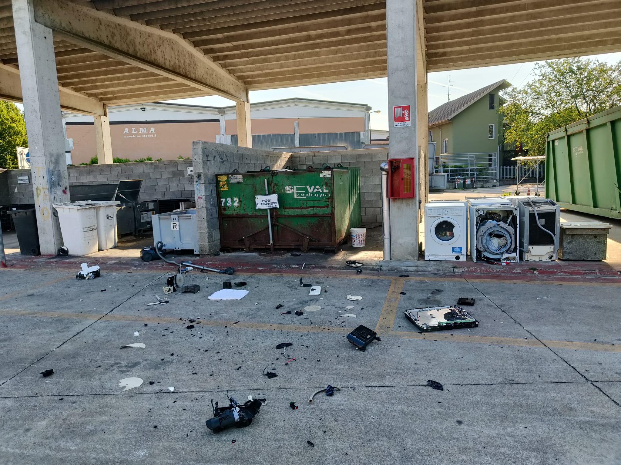 canegrate operatore preso a pugni e raid vandalico nell isola ecologica da Ilgiorno.it canegrate operatore preso a pugni e raid vandalico nell isola ecologica