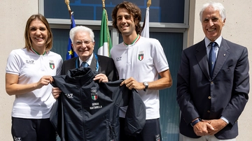 Olimpiadi al via, Parigi si accende di azzurro