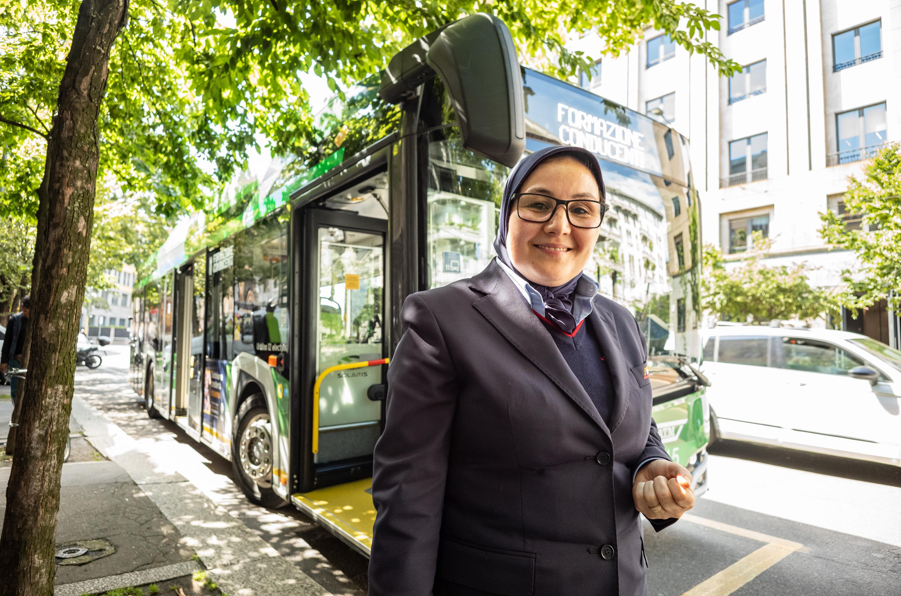 Storia di Atika Founoun, la prima autista Atm con l’hijab: “Col velo alla guida dei bus, è una mia scelta. Un messaggio di libertà” Storia di Atika Founoun, la prima autista Atm con l’hijab: “Col velo alla guida dei bus, è una mia scelta. Un messaggio di libertà”