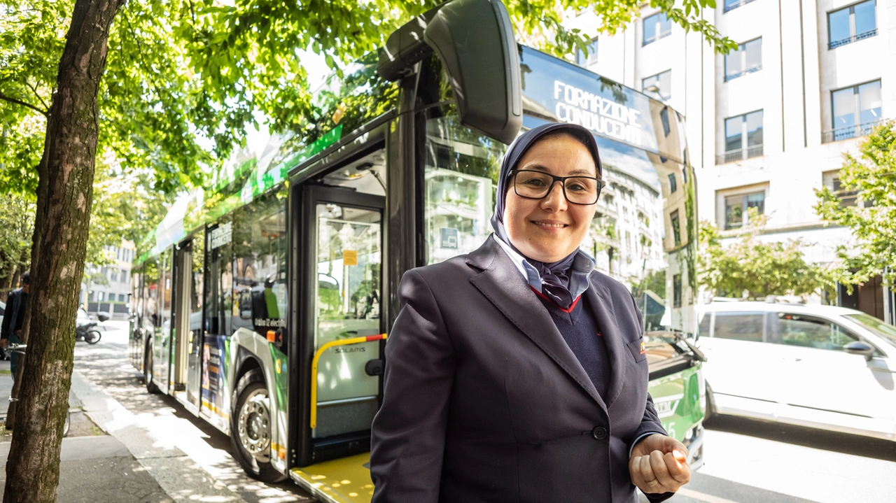 Atika Founoun, 45 anni, nata in Marocco, sposata, tre figli, assunta a tempo indeterminato da Atm per guidare i bus a Milano Atika Founoun, 45 anni, nata in Marocco, sposata, tre figli, assunta a tempo indeterminato da Atm per guidare i bus a Milano