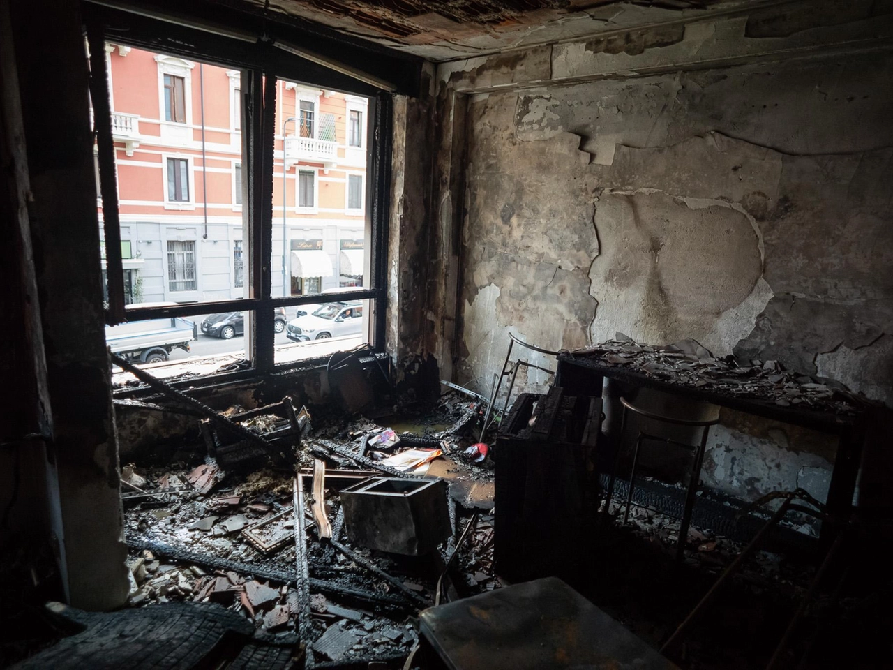 Il rogo è originato al primo piano della palazzina (Ansa/Davide Canella)