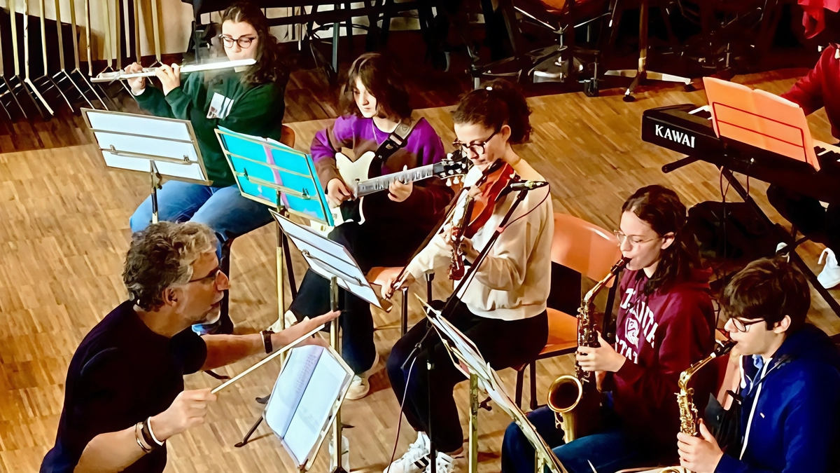 Il maestro Felice Clemente inciderà il primo lavoro della sua orchestra formata da ragazzi da 13 a 20 anni Il maestro Felice Clemente inciderà il primo lavoro della sua orchestra formata da ragazzi da 13 a 20 anni
