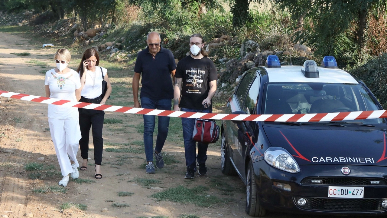 Il luogo del ritovamento dell'auto con la vittima carbonizzata all'interno Il luogo del ritovamento dell'auto con la vittima carbonizzata all'interno