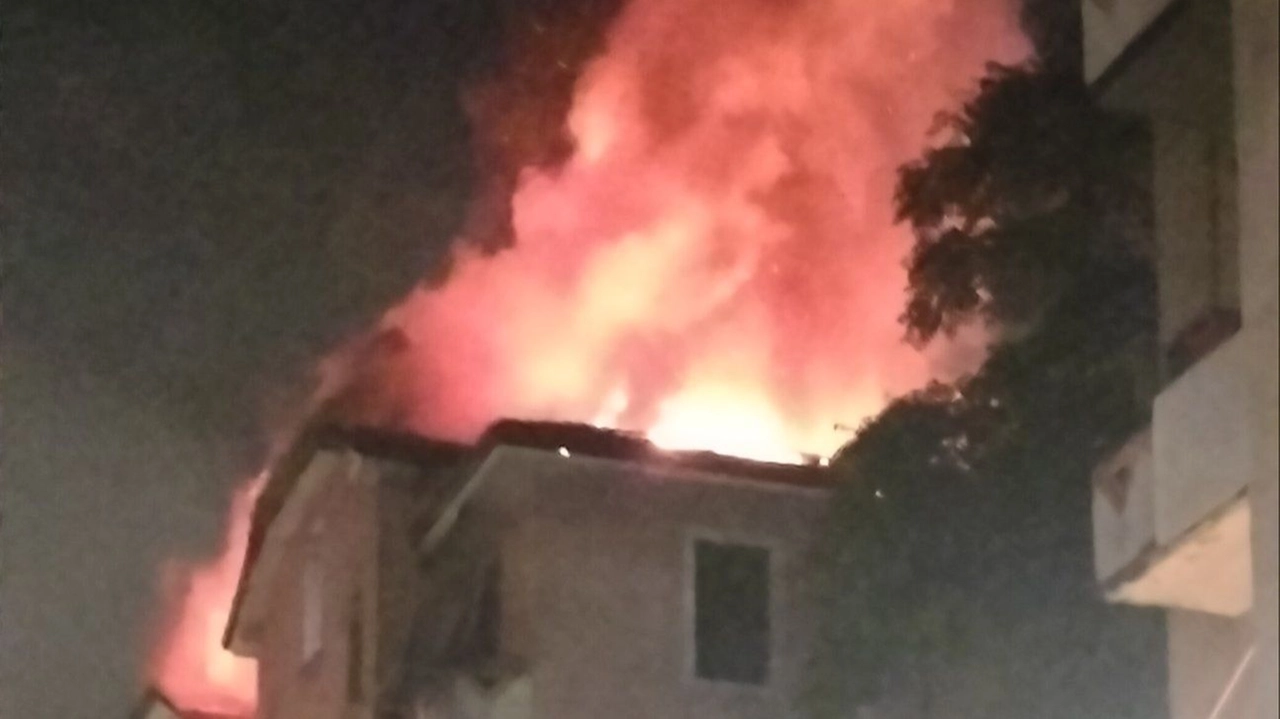 Milano, incendio in una palazzina di via Ovada nella notte (Foto facebook gruppo Barona e zona 6) Milano, incendio in una palazzina di via Ovada nella notte (Foto facebook gruppo Barona e zona 6)