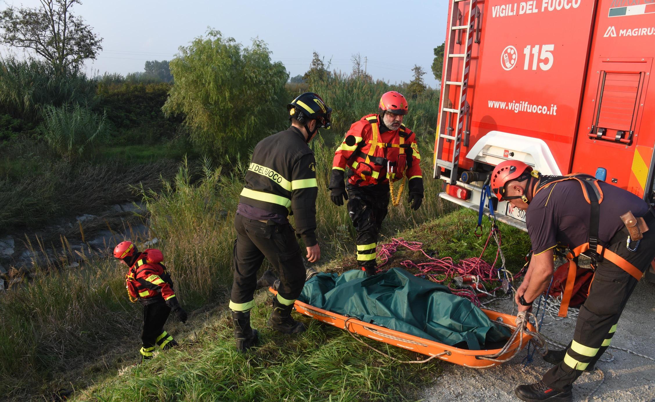 Il cadavere di un uomo affiora nel Lambro: giallo a Peschiera Borromeo Il cadavere di un uomo affiora nel Lambro: giallo a Peschiera Borromeo