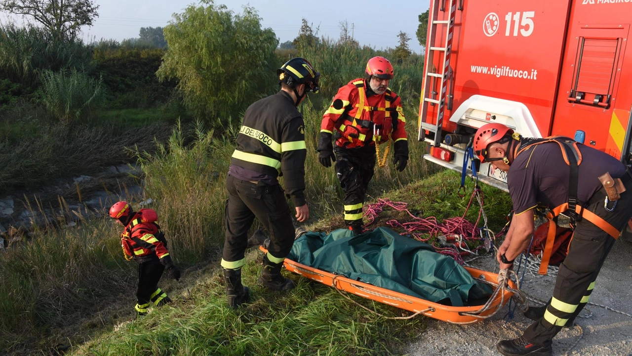 Il cadavere di un uomo affiora nel Lambro: giallo a Peschiera Borromeo