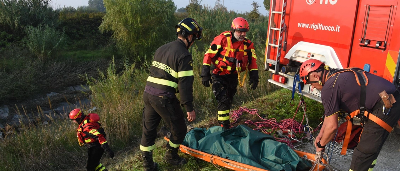 Il cadavere di un uomo affiora nel Lambro: giallo a Peschiera Borromeo