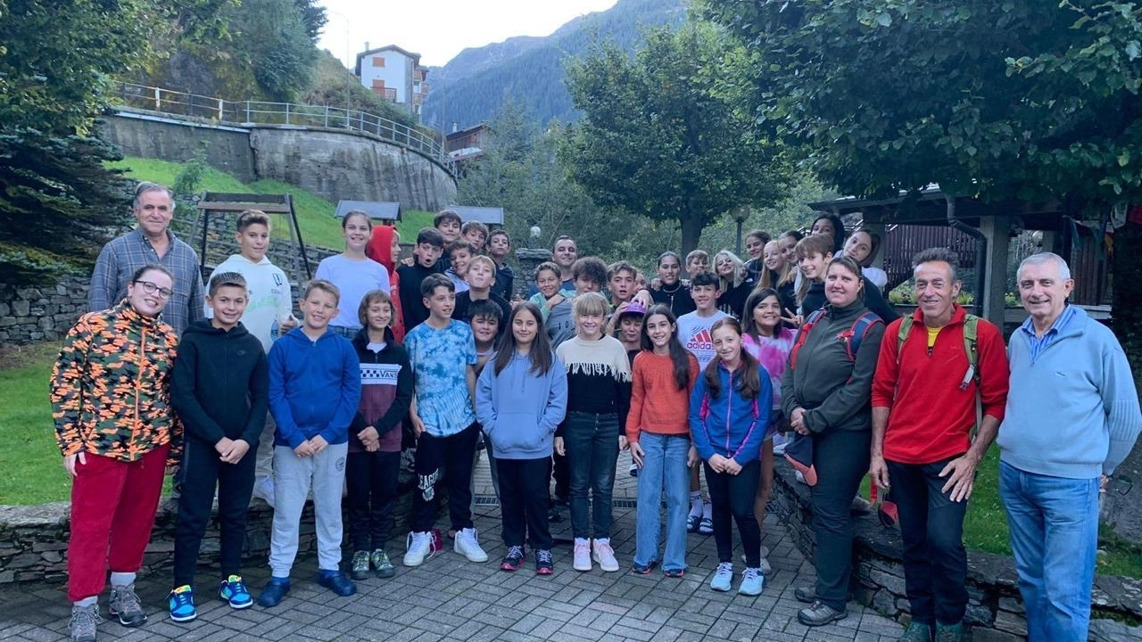 Due giorni di studio sulle Orobie per i ragazzi della scuola media Pio XII di Sondrio, nell'ambito del progetto "La scuola va in montagna". Le lezioni si sono svolte a Tartano, con momenti di studio e socializzazione, guidati dalla dirigente Francesca Cannizzaro. Due giorni di studio sulle Orobie per i ragazzi della scuola media Pio XII di Sondrio, nell'ambito del progetto "La scuola va in montagna". Le lezioni si sono svolte a Tartano, con momenti di studio e socializzazione, guidati dalla dirigente Francesca Cannizzaro.