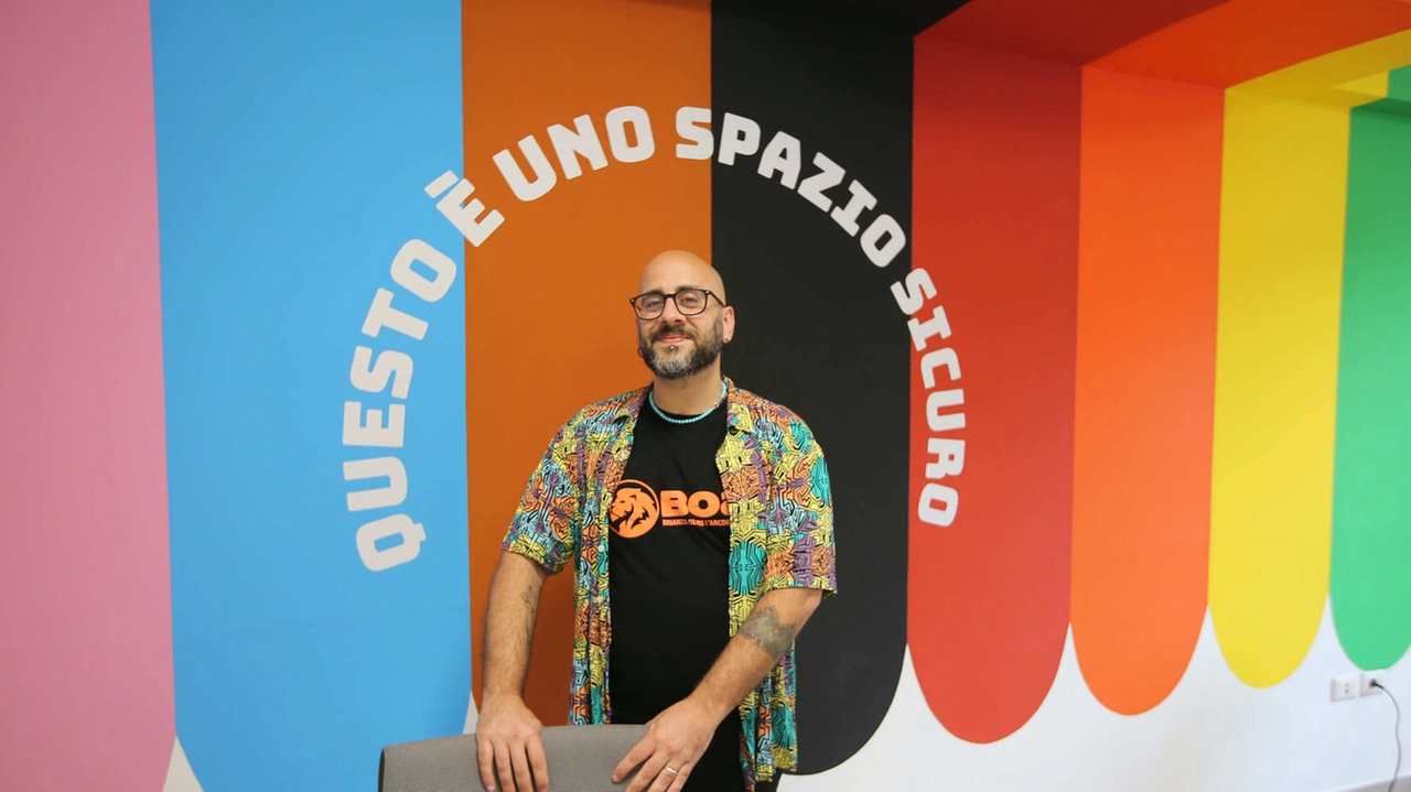 Il sindaco Pilotto all’inaugurazione del Punto Arcobaleno. Per chi ha urgenze, è prevista una reperibilità telefonica 24 ore su 24 Il sindaco Pilotto all’inaugurazione del Punto Arcobaleno. Per chi ha urgenze, è prevista una reperibilità telefonica 24 ore su 24