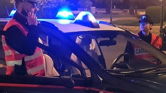 I carabinieri hanno avviato le indagini per cercare di individuare la banda di rapinatori e trovare la refurtiva I carabinieri hanno avviato le indagini per cercare di individuare la banda di rapinatori e trovare la refurtiva
