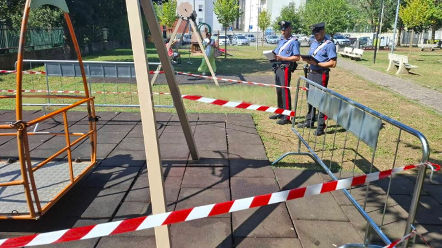 Il parco giochi con l’altalena dove avvenne la tragedia Il parco giochi con l’altalena dove avvenne la tragedia