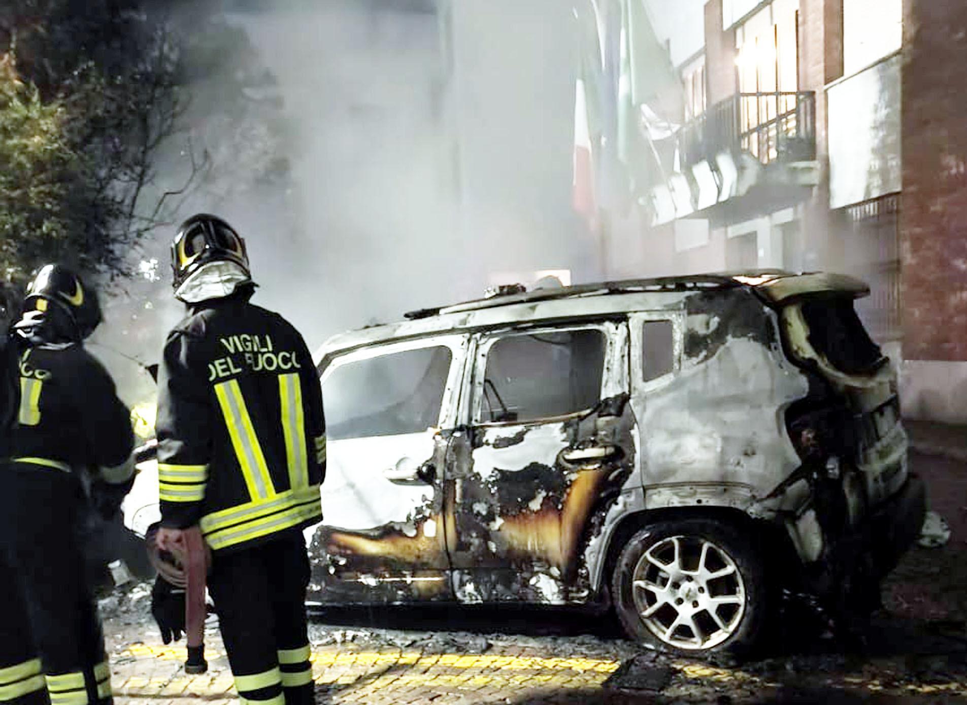 Auto della Locale distrutte dal rogo. Ripreso in azione il piromane solitario