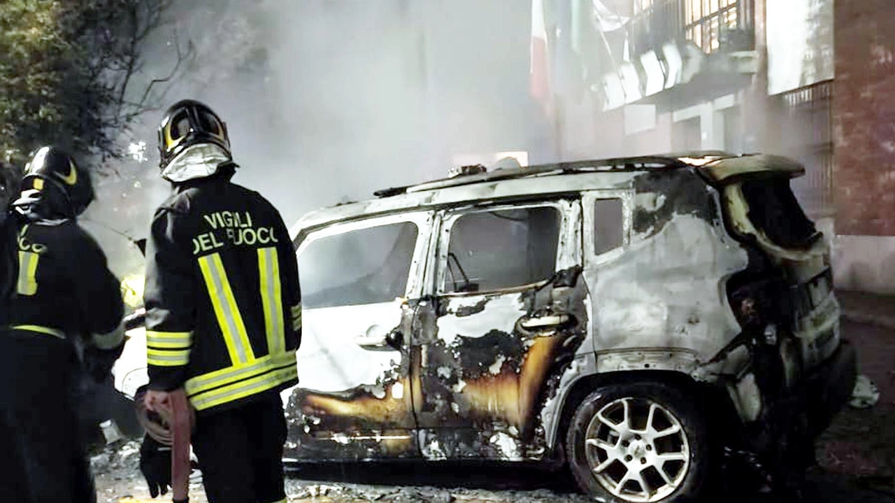 Un piromane solitario. Ad appiccare l’incendio che a Colico ha distrutto le auto della Polizia locale associata dell’Alto Lario... Un piromane solitario. Ad appiccare l’incendio che a Colico ha distrutto le auto della Polizia locale associata dell’Alto Lario...