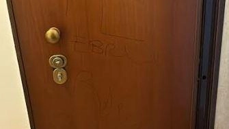La porta imbrattata con le svastiche La porta imbrattata con le svastiche