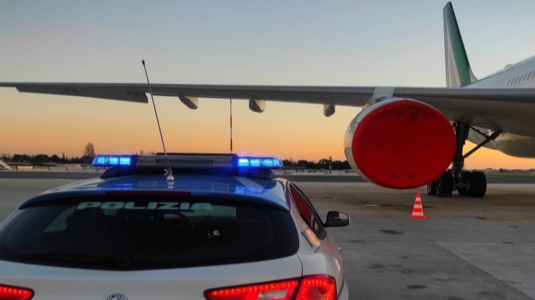 La polizia è intervenuta sulla pista di decollo per fermare l'aeroplano in partenza La polizia è intervenuta sulla pista di decollo per fermare l'aeroplano in partenza