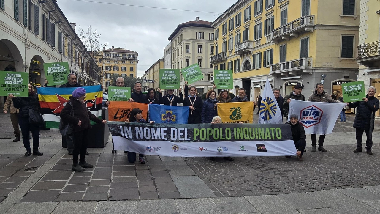 La protesta delle associazioni ambientaliste (e non solo) in centro a Brescia