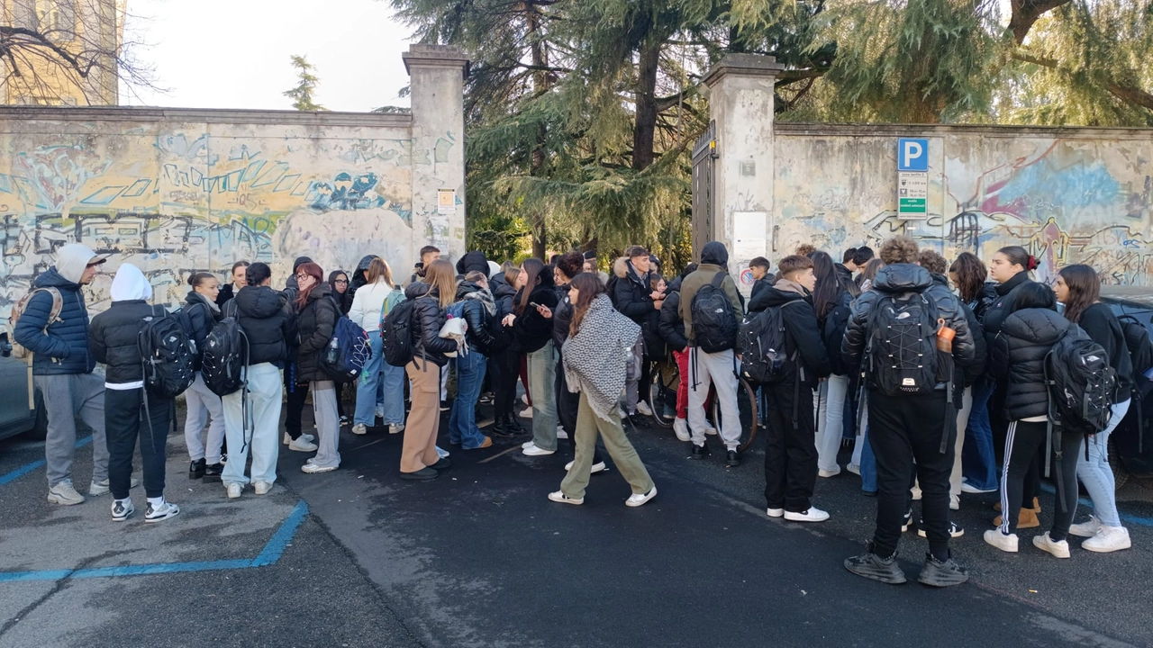 Gli studenti ieri mattina davanti all’istituto professionale Pacioli dopo che per protesta avevano abbandonato le aule Gli studenti ieri mattina davanti all’istituto professionale Pacioli dopo che per protesta avevano abbandonato le aule