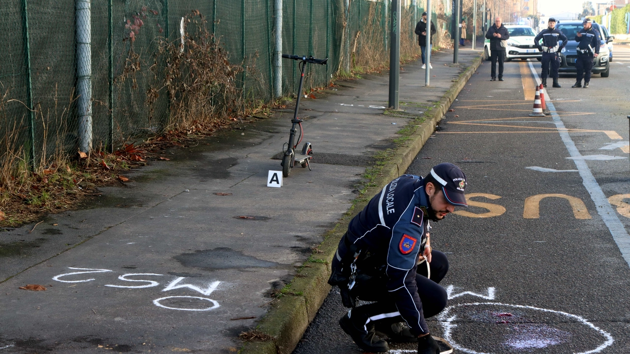 I rilievi della polizia locale sul luogo dove la donna in bicicletta è stata investita I rilievi della polizia locale sul luogo dove la donna in bicicletta è stata investita