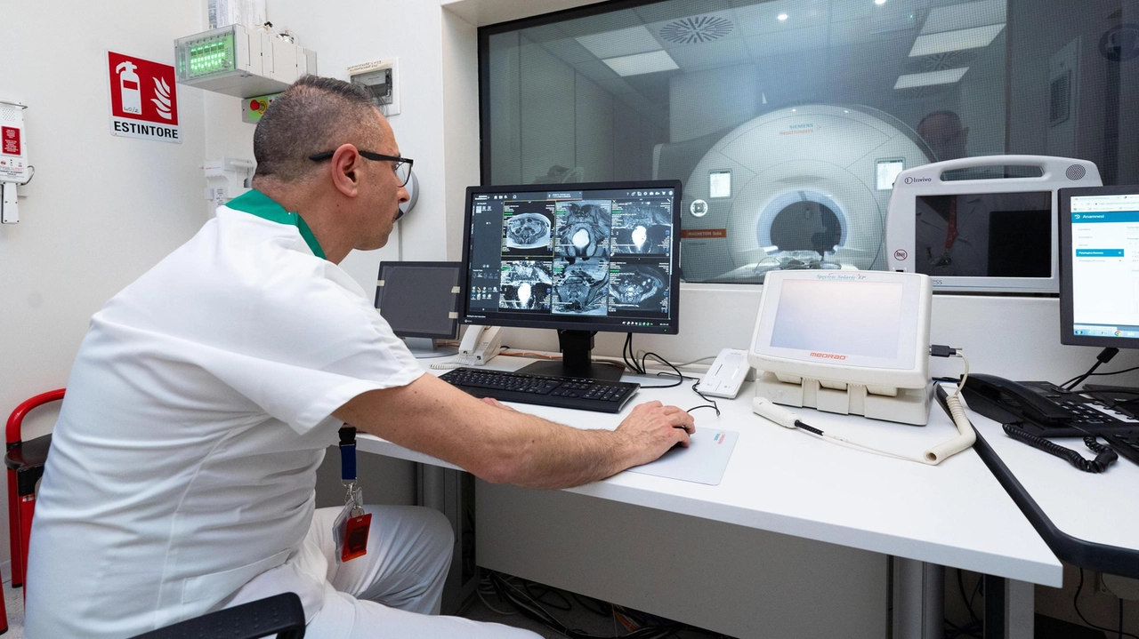 Ipertecnologica, tubo più grande per ridurre l’effetto claustrofobia: l’apparecchiatura è costata 800mila euro. Russo, direttore Asst Nord Milano: vogliamo dare ai professionisti una strumentazione sempre più efficace. Ipertecnologica, tubo più grande per ridurre l’effetto claustrofobia: l’apparecchiatura è costata 800mila euro. Russo, direttore Asst Nord Milano: vogliamo dare ai professionisti una strumentazione sempre più efficace.