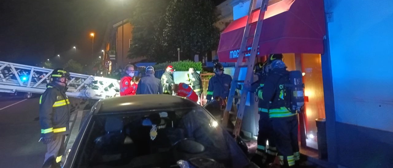 All’arrivo delle squadre dei vigili del fuoco, in via Lecco, le persone all'interno del locale erano già state fatte allontanare