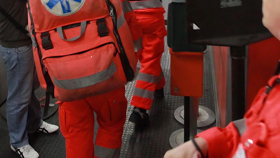 Sommario: Tragedia alla stazione Loreto della metropolitana di Milano: suicidio di un ragazzo di 14 anni provoca sospensione dei treni e disagi per i pendolari.