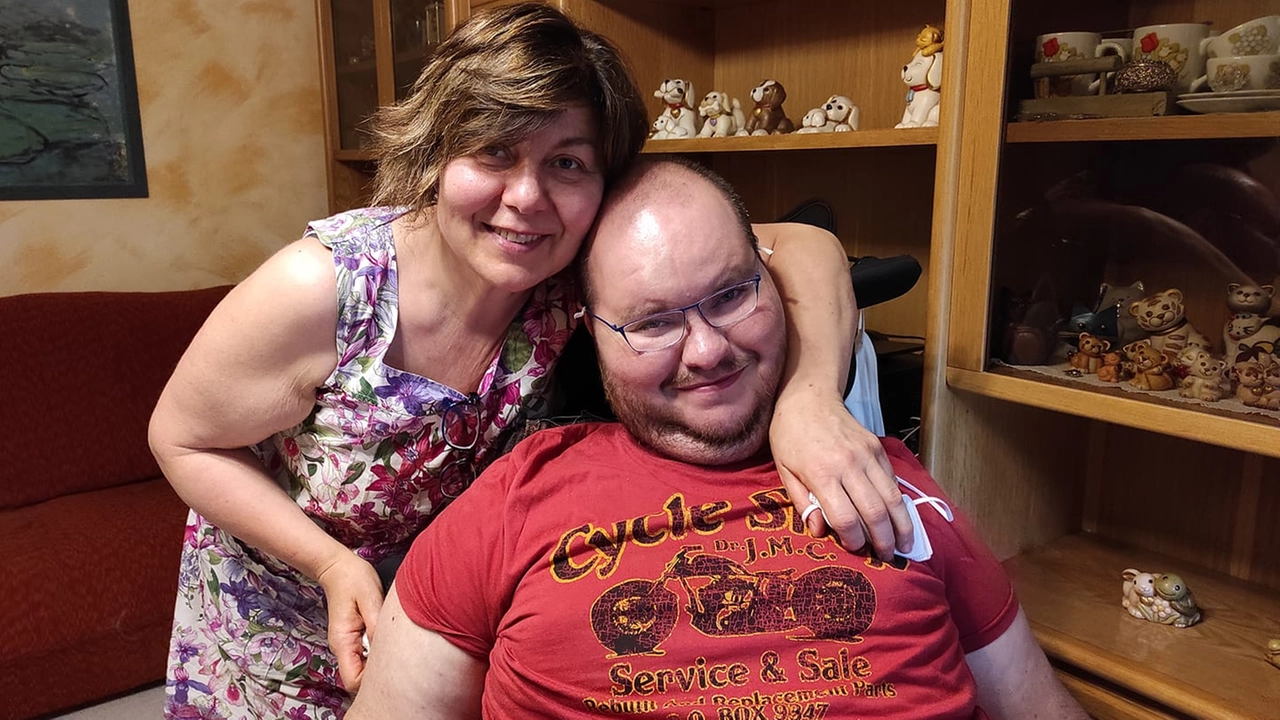 Gabriele Vailati con la mamma. Il 29enne è “prigioniero” in casa: non puo’ essere trasportato perché le ambulanze non sono abbastanza grandi per ospitare la sua carrozzina Gabriele Vailati con la mamma. Il 29enne è “prigioniero” in casa: non puo’ essere trasportato perché le ambulanze non sono abbastanza grandi per ospitare la sua carrozzina
