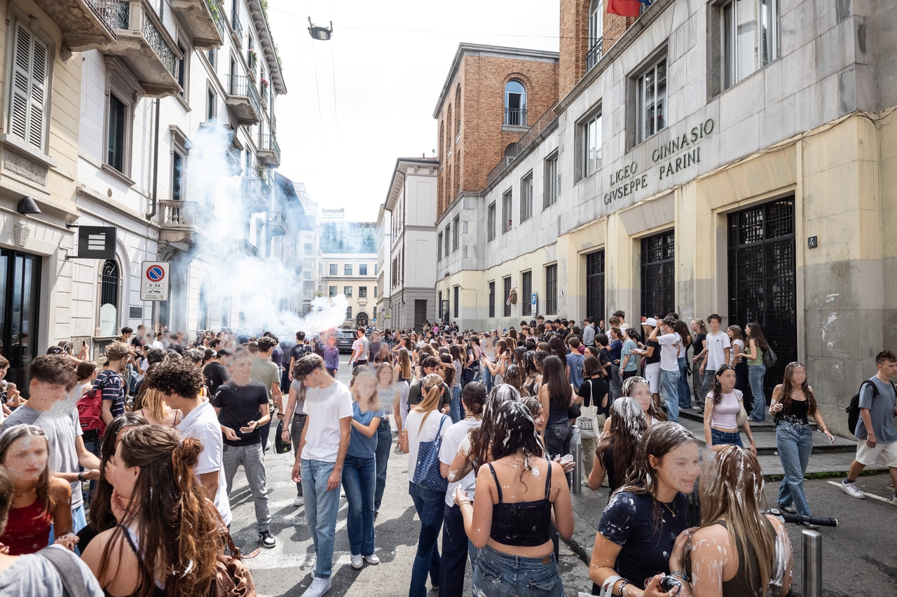 La grande festa davanti al liceo Parini