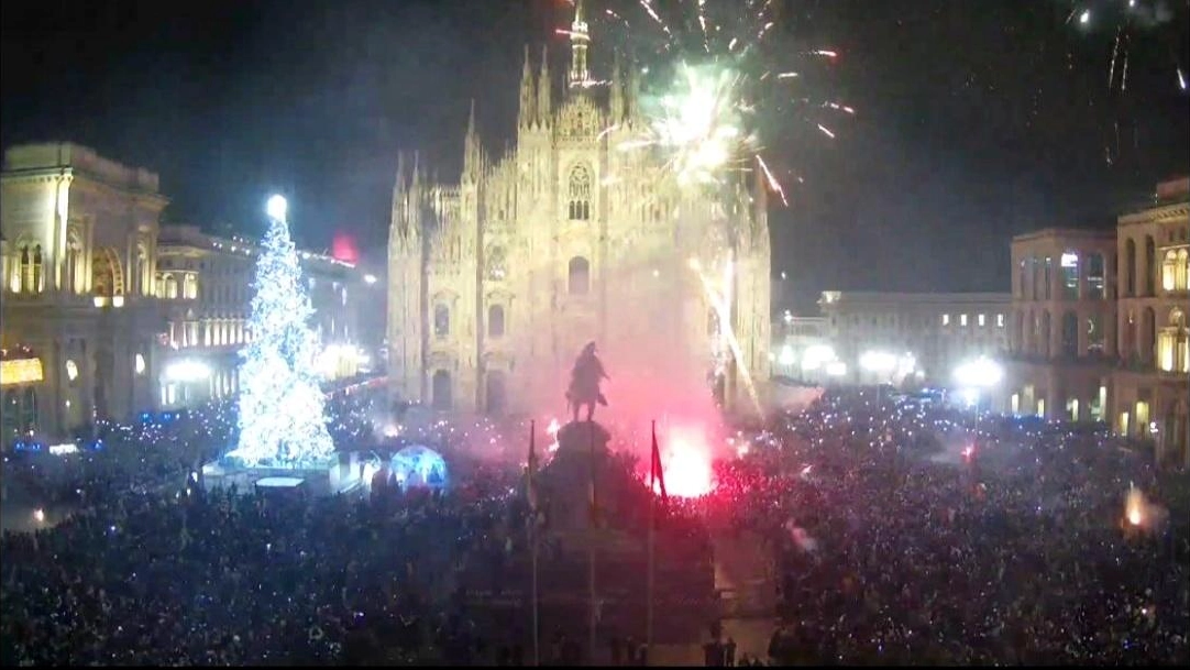 I festeggiamenti in piazza Duomo a Milano nella notte di San Silvestro