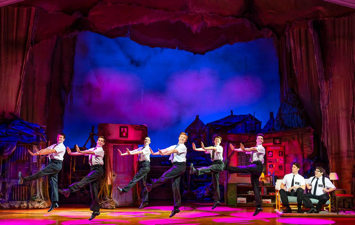 The Book of Mormon, il musical più controverso approda a Milano: “Capolavoro. Ma che fatica”