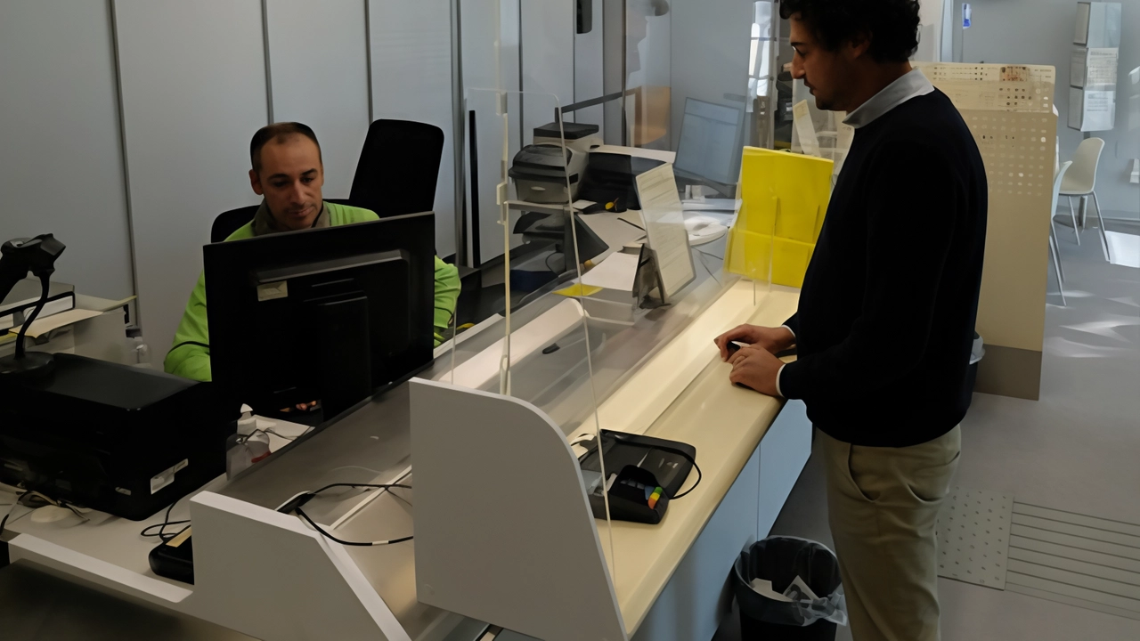 Da ieri mattina, l’ufficio di Poste Italiane di Lazzate è chiuso per ristrutturazione e resterà inagibile fino al 30 maggio... Da ieri mattina, l’ufficio di Poste Italiane di Lazzate è chiuso per ristrutturazione e resterà inagibile fino al 30 maggio...