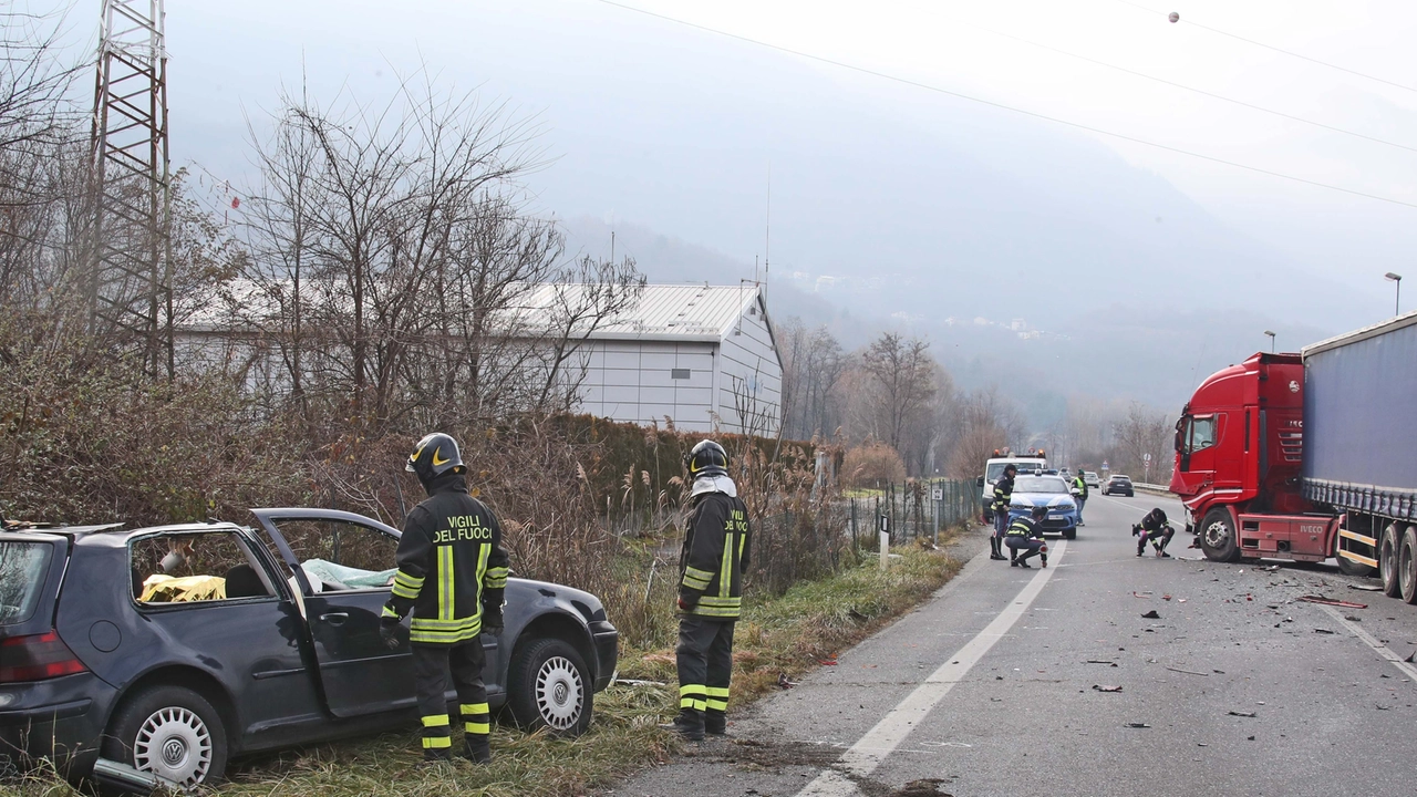I due mezzi coinvolti nell'incidente mortale a Sondrio, lungo la ss38 (foto Ansa/Anp) I due mezzi coinvolti nell'incidente mortale a Sondrio, lungo la ss38 (foto Ansa/Anp)