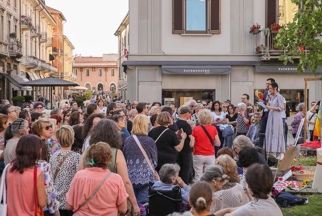 un unico grido contro la violenza la città si stringe per vasilica da Ilgiorno.it un unico grido contro la violenza la città si stringe per vasilica