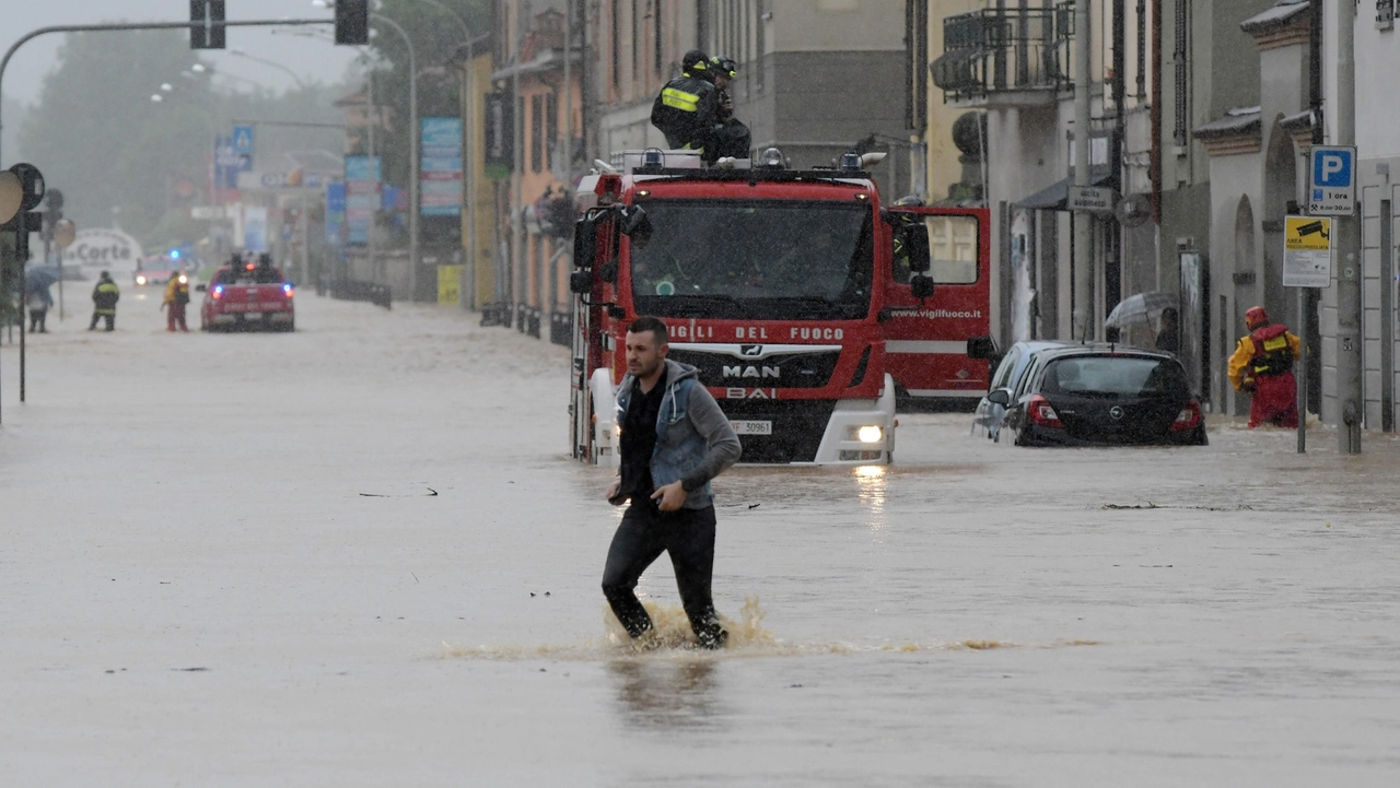 Allagamenti per l'esondazione del Naviglio a causa del forte maltempo nella frazione di Villa Fornaci a Bellinzago Lombardo