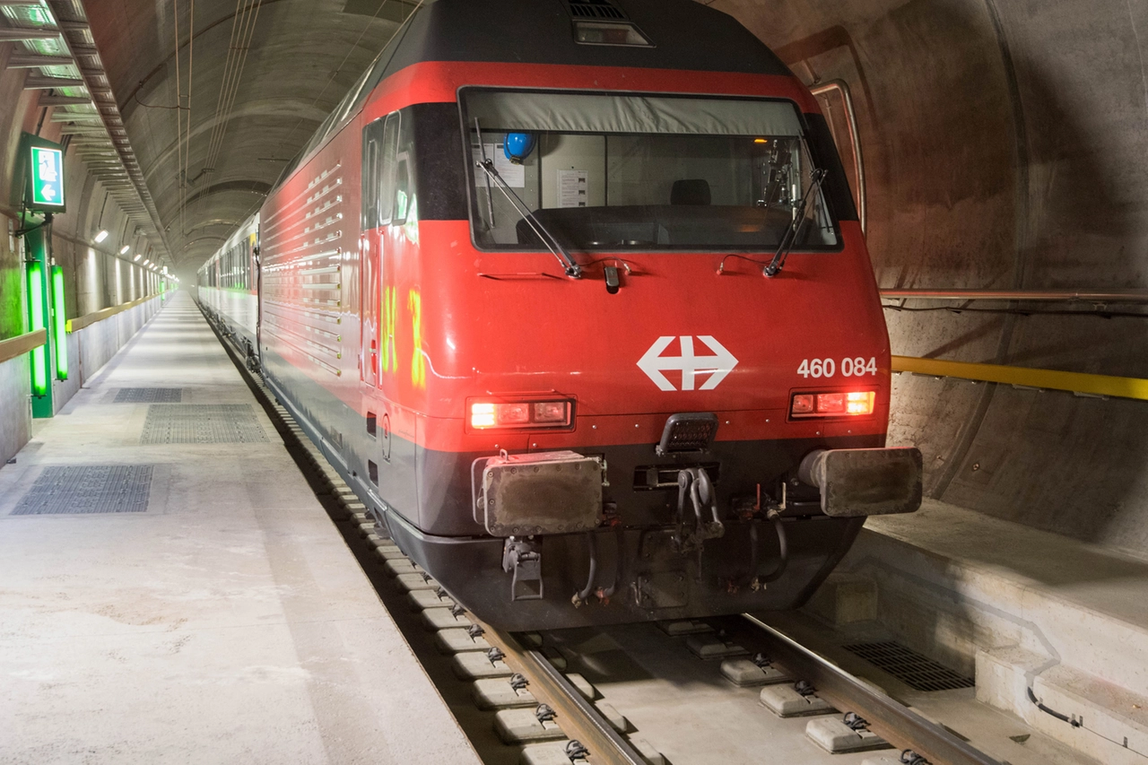 Un treno all'interno della galleria del Gottardo in Svizzera, inaugurato nel 2016