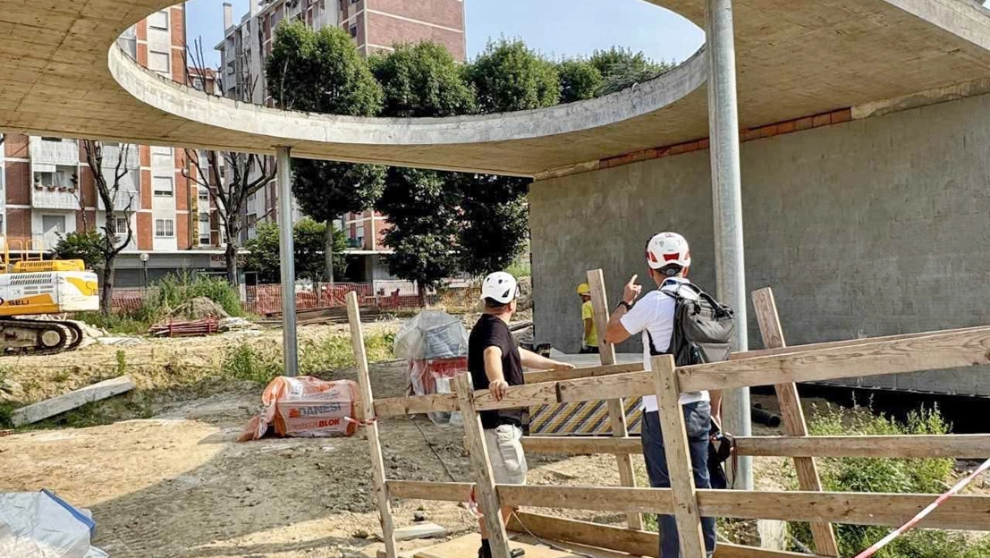 Il Comune accelera il recupero del centro cittadino. In stato avanzato di ultimazione le murature perimetrali del complesso che ospiterà dodici “esercizi di vicinato“ Il Comune accelera il recupero del centro cittadino. In stato avanzato di ultimazione le murature perimetrali del complesso che ospiterà dodici “esercizi di vicinato“