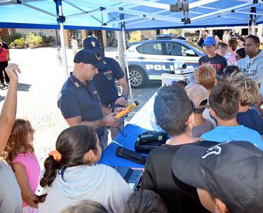 pullman azzurro ragazzi a scuola di sicurezza