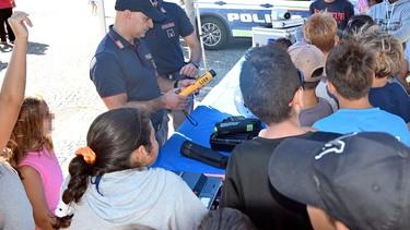 Sicurezza in strada, sia chi guida, sia chi va in bicicletta, sia quando si cammina. Gli agenti della Polizia... Sicurezza in strada, sia chi guida, sia chi va in bicicletta, sia quando si cammina. Gli agenti della Polizia...