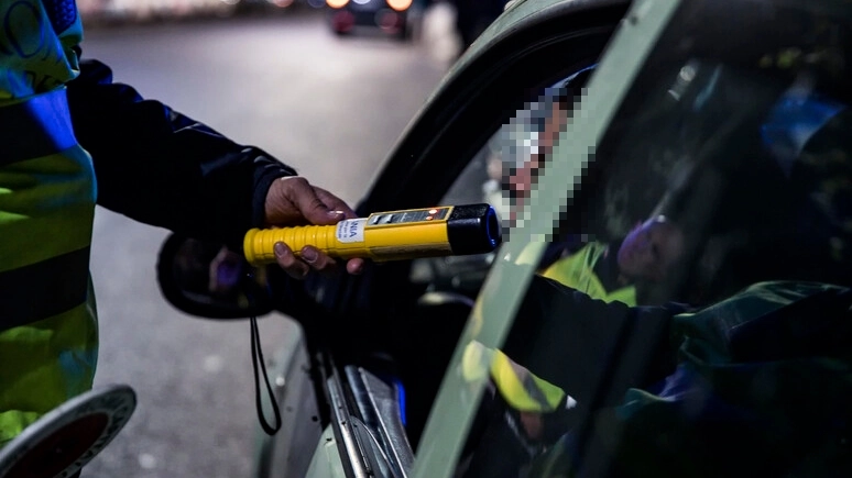Un controllo con alcoltest (Foto archivio Ansa)
