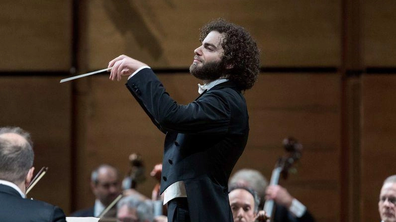 Il maestro Emanuel Tjeknavorian, 29 anni e un talento prodigioso