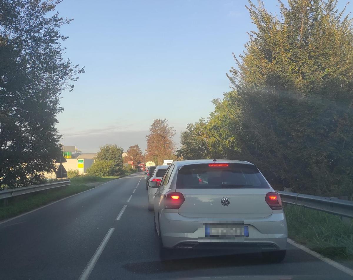 Nodo traffico irrisolto, auto incolonnate: quasi 11 minuti per percorrere un km