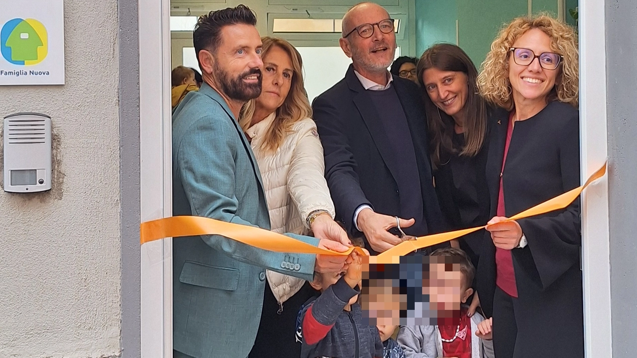 Il taglio del nastro Il taglio del nastro
