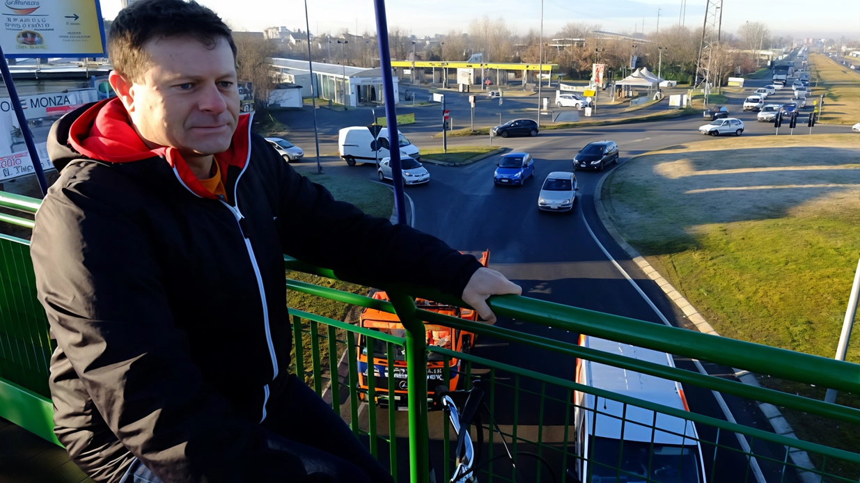 Quartiere Sant’Albino assediato da traffico e cemento. "Il problema più grosso – denuncia Stefano Galbiati – è la rotonda “a... Quartiere Sant’Albino assediato da traffico e cemento. "Il problema più grosso – denuncia Stefano Galbiati – è la rotonda “a...