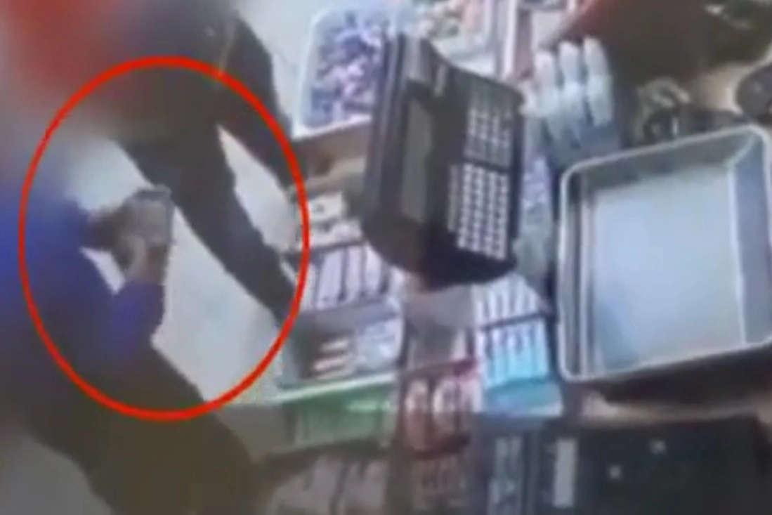 Il rapinatore fa acquisti con il portafogli appena sottratto alla ragazza