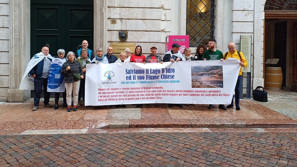 Un lago a rischio di morte biologica. Non ha usato mezzi termini la delegazione del gruppo Amici della Terra...