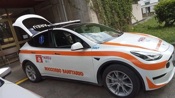 Incidente sul lavoro, fabbro precipita da un capannone alto tre metri: vari i traumi