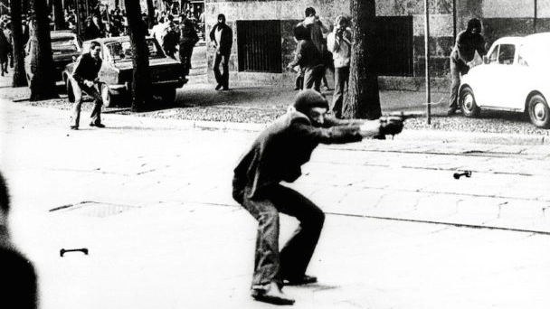 Giuseppe Memeo nella foto iconica degli anni di piombo di via De Amicis che gli valse il soprannome di "ragazzo con la P38" Giuseppe Memeo nella foto iconica degli anni di piombo di via De Amicis che gli valse il soprannome di "ragazzo con la P38"