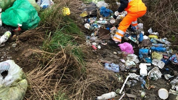 Manifesti, post, sito e quiz: lotta alle discariche abusive, via alla maxi campagna di contrasto firmata Cem a Cassano. La... Manifesti, post, sito e quiz: lotta alle discariche abusive, via alla maxi campagna di contrasto firmata Cem a Cassano. La...