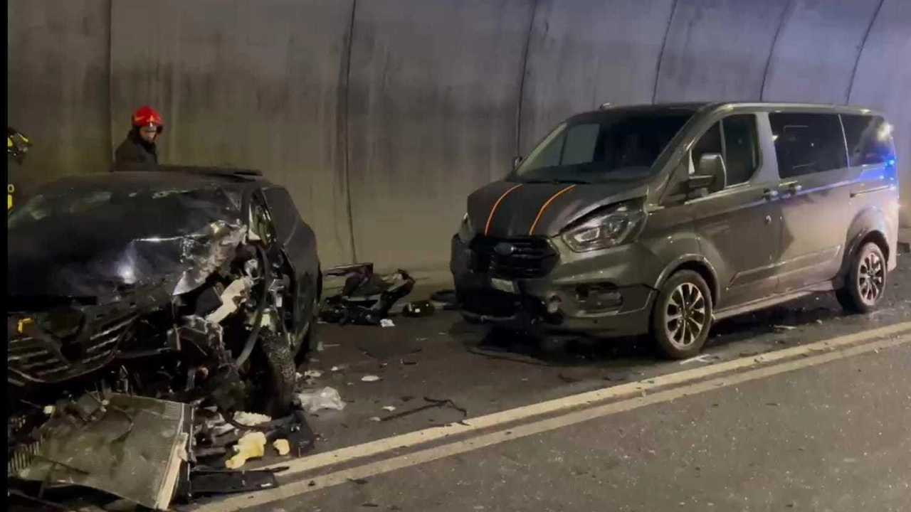 Le auto distrutte nello schianto frontale, deceduto un uomo di 39 anni Le auto distrutte nello schianto frontale, deceduto un uomo di 39 anni
