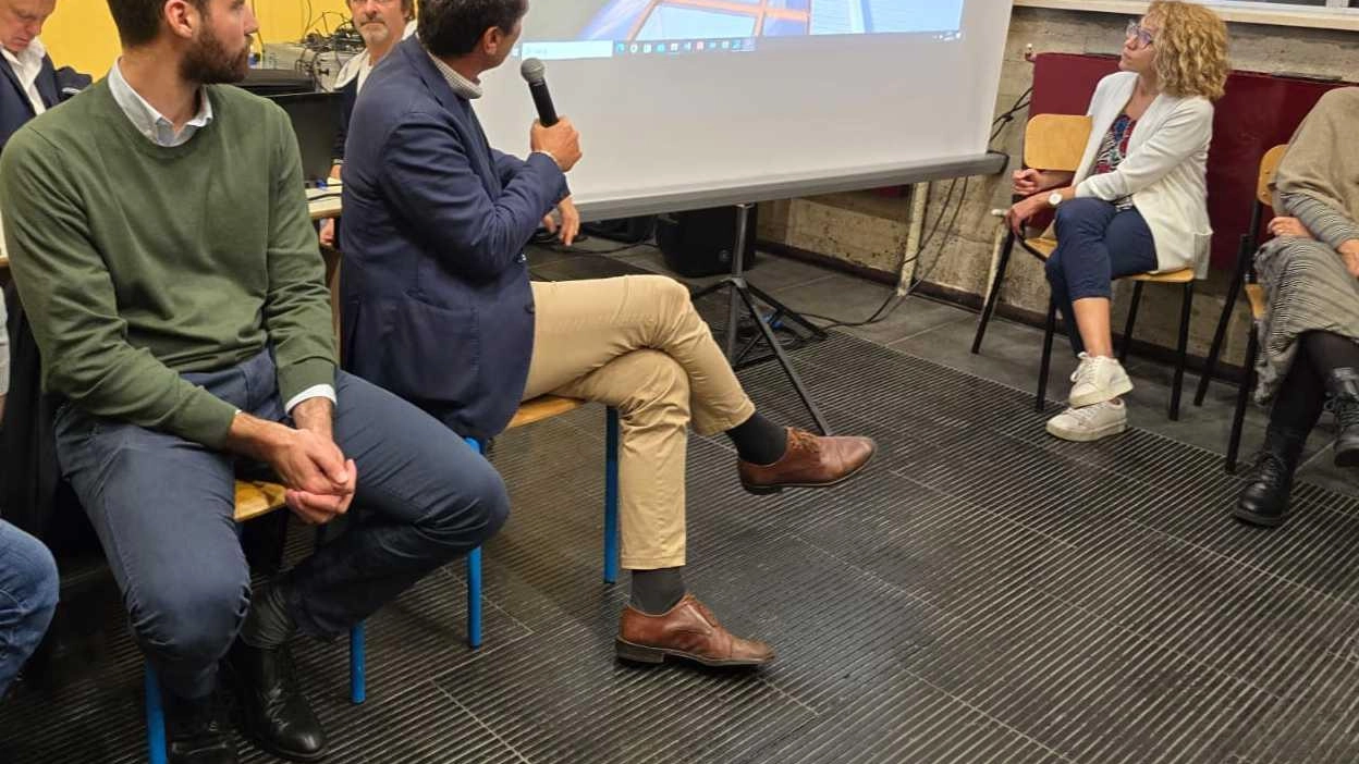 Un momento della serata gli esponenti della Giunta impegnati a illustrare il progetto della piscina Un momento della serata gli esponenti della Giunta impegnati a illustrare il progetto della piscina